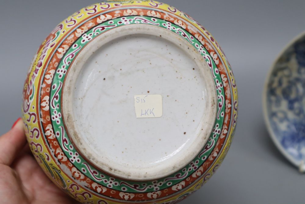 A Chinese blue and white jar, a dish and an Indian porcelain box and cover, tallest 20cm